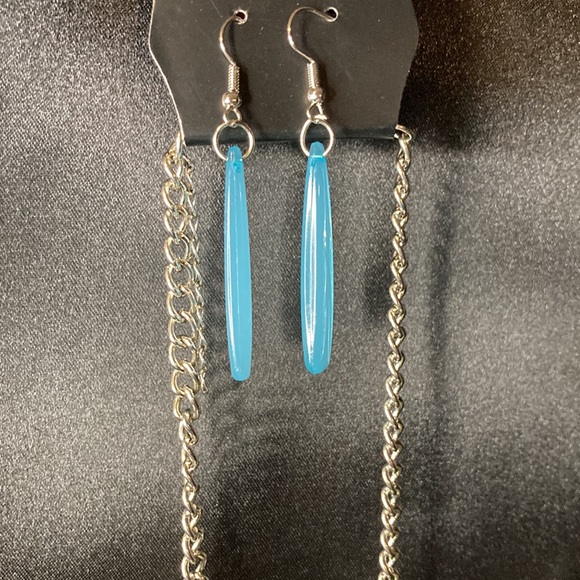 NWT! Grab N Go beautiful detailed blue necklace w/ matching earrings. - Picture 3 of 3